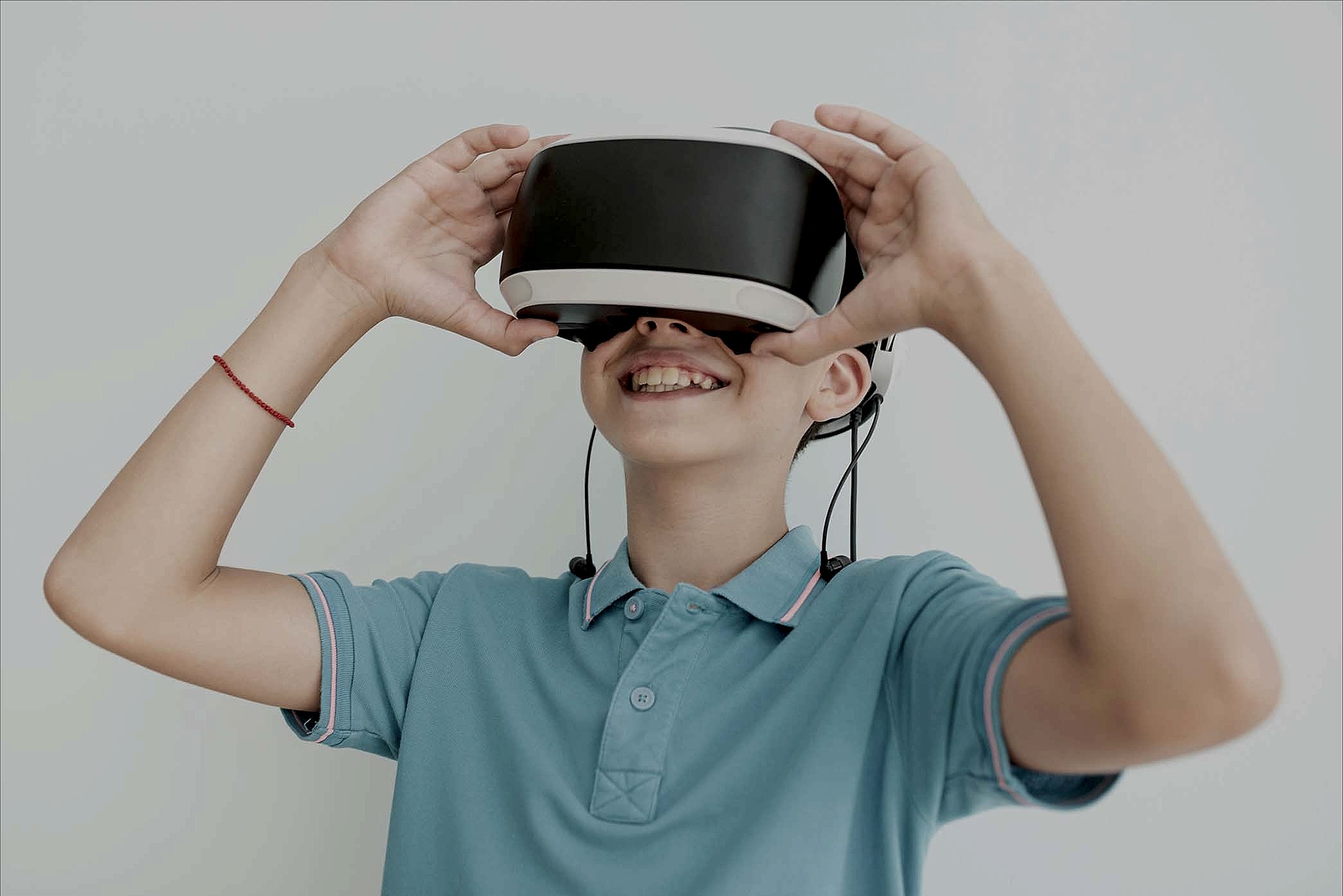 Schulkind einer Schulklasse mit VR Brille bei einem Klassenausflug